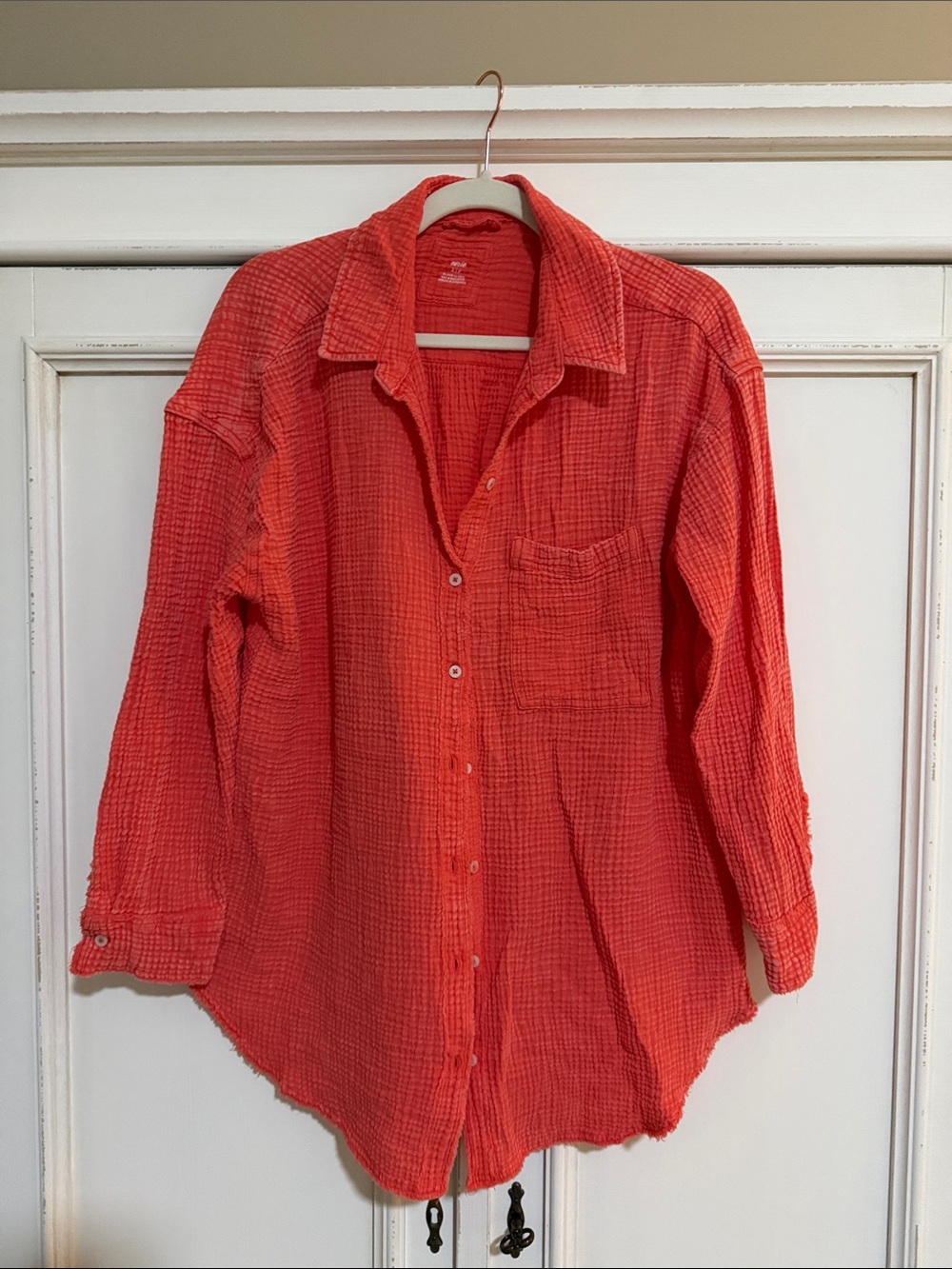 Aerie Pool to Party Women's Lightweight Crinkle Button-Up Shirt -Coral sz small